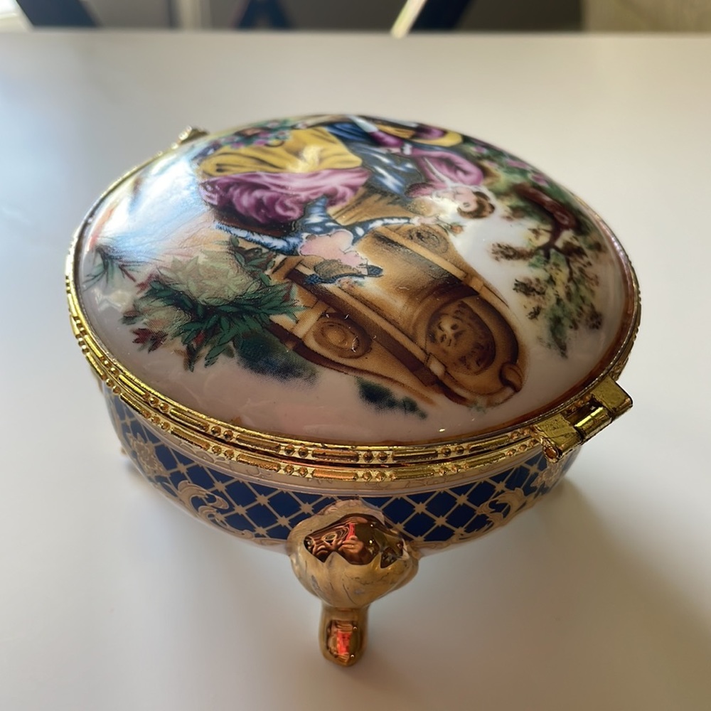 Porcelain jewelry box (Vecceli Italy)